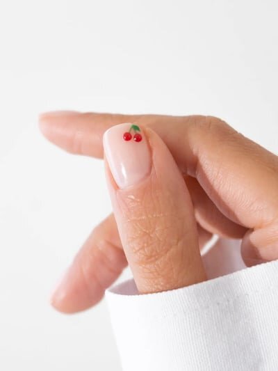 unghie corte con ciliegie